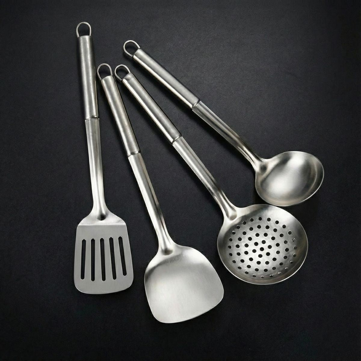 Set familial en Titane martelé : 4 poêles & ustensiles