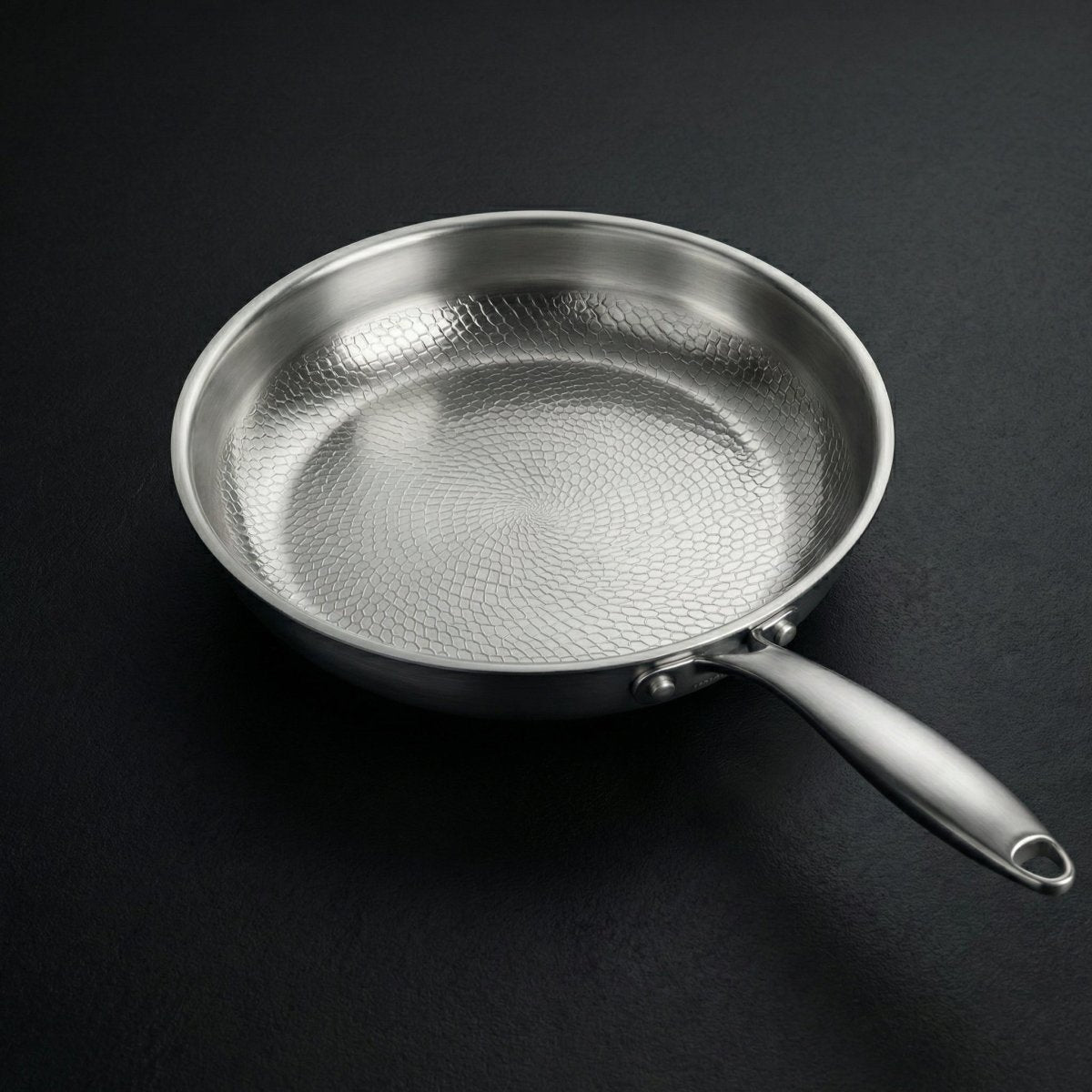 Set familial en Titane martelé : 4 poêles & ustensiles
