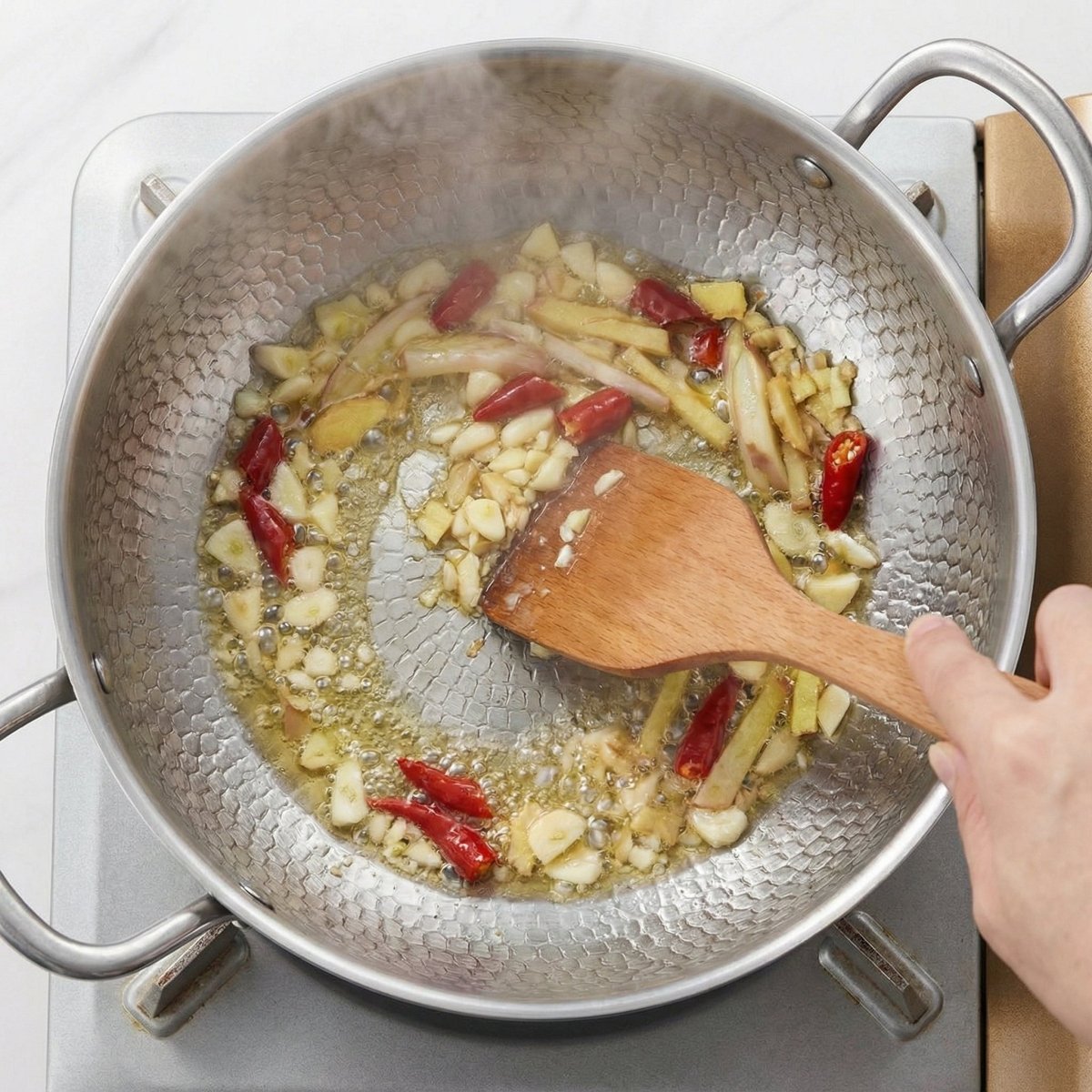 Marmite en titane martelée profonde