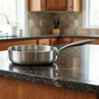 Poêle en titane martelée à bords hauts