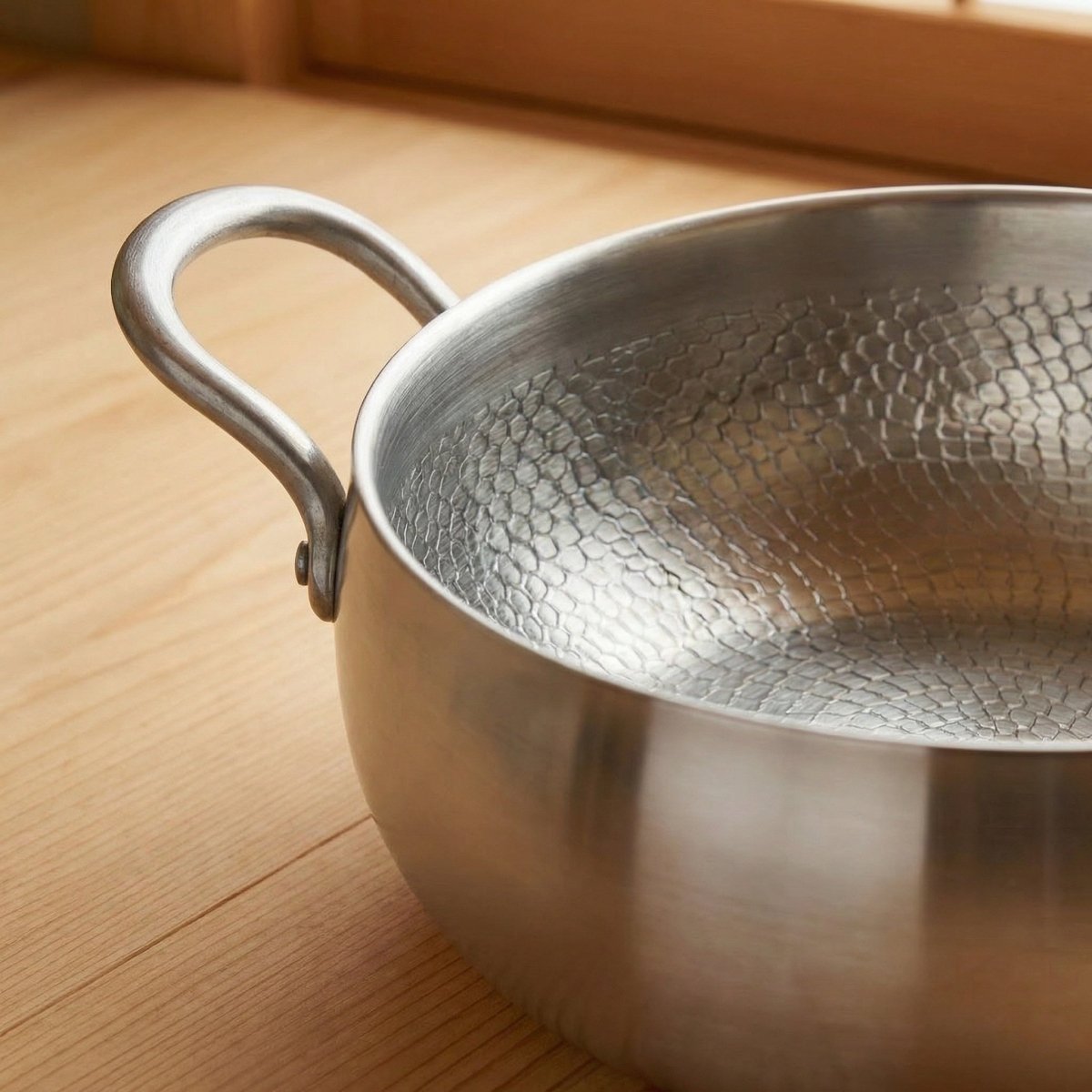 Marmite en titane martelée profonde